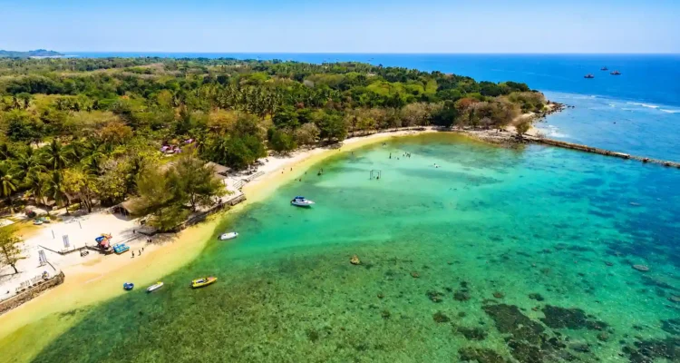 Pemandangan udara kawasan pesisir Banten Selatan yang menunjukkan potensi pariwisata sebagai penggerak pembangunan ekonomi di Kabupaten Pandeglang.