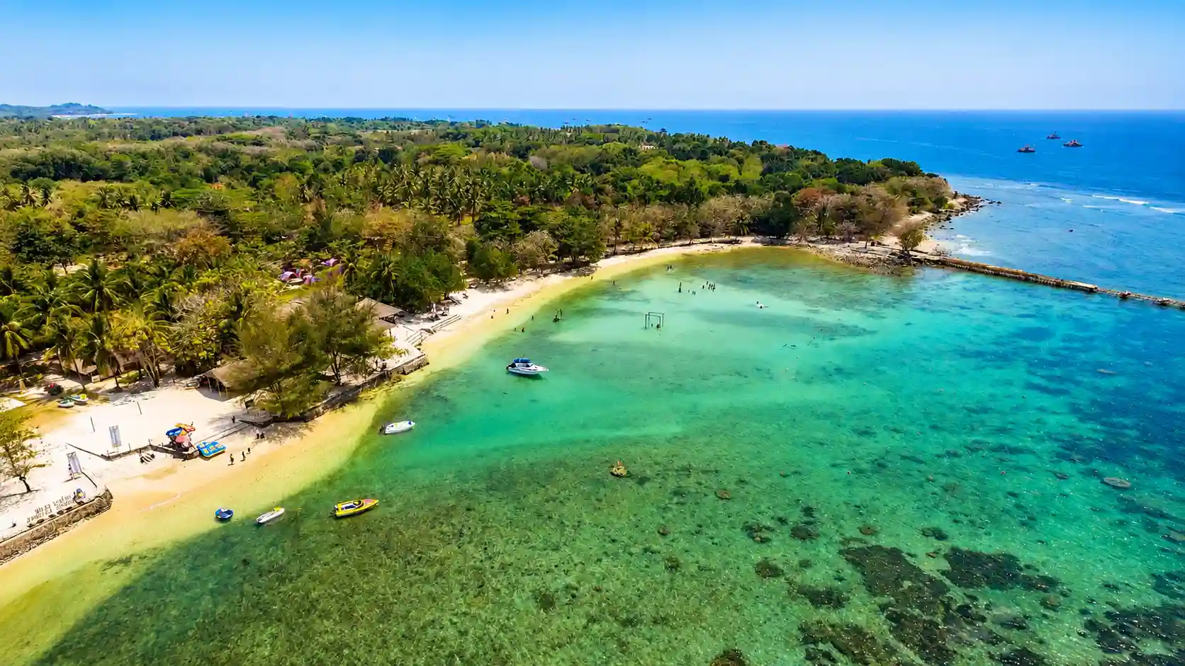 Pemandangan udara kawasan pesisir Banten Selatan yang menunjukkan potensi pariwisata sebagai penggerak pembangunan ekonomi di Kabupaten Pandeglang.