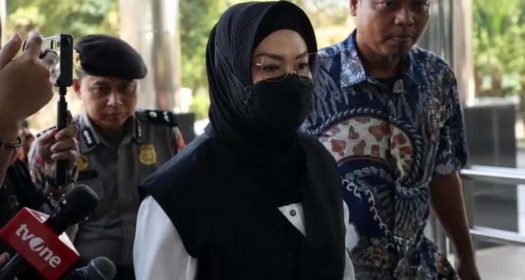Bupati Sukoharjo Etik Suryani tiba di Gedung Merah Putih KPK, Jakarta, untuk menjalani pemeriksaan setelah terjaring operasi tangkap tangan terkait dugaan pemerasan terhadap perangkat daerah.