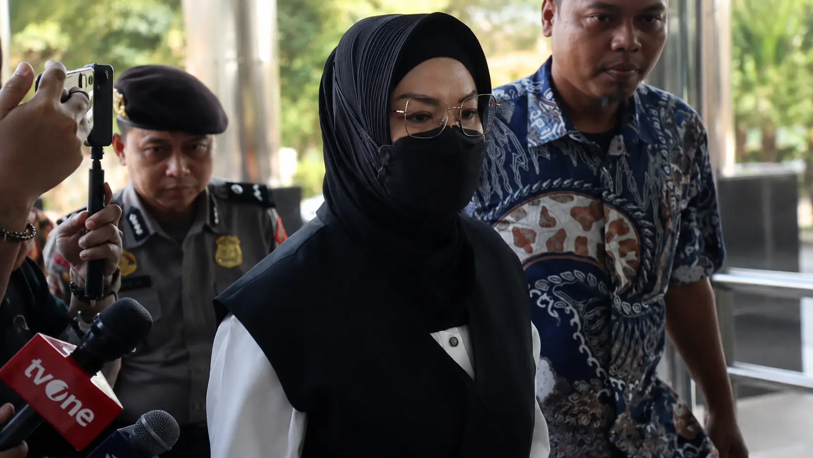 Bupati Sukoharjo Etik Suryani tiba di Gedung Merah Putih KPK, Jakarta, untuk menjalani pemeriksaan setelah terjaring operasi tangkap tangan terkait dugaan pemerasan terhadap perangkat daerah.