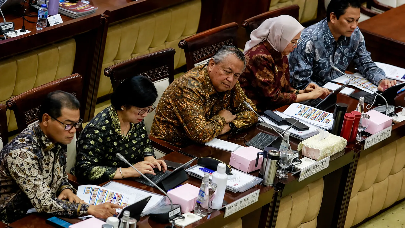 Pjs Gubernur Bank Indonesia Destry Damayanti mengikuti rapat kerja bersama DPR di Jakarta.