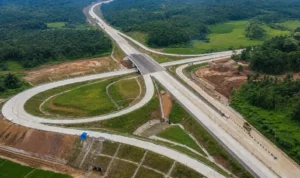 Foto udara pembangunan Jalan Tol Serang–Panimbang Seksi 2 di Kabupaten Lebak, Banten, yang diproyeksikan menjadi penggerak pertumbuhan ekonomi baru di Provinsi Banten.