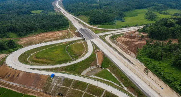 Foto udara pembangunan Jalan Tol Serang–Panimbang Seksi 2 di Kabupaten Lebak, Banten, yang diproyeksikan menjadi penggerak pertumbuhan ekonomi baru di Provinsi Banten.