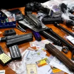 Barang bukti senjata api, magazen, dan amunisi yang ditemukan di sekolah swasta Kebayoran Lama, Jakarta Selatan, saat proses penyidikan oleh Polda Metro Jaya.