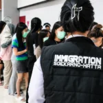 Petugas Imigrasi Soekarno-Hatta mengawal proses deportasi WN Vietnam.