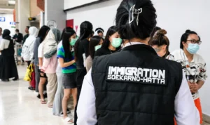 Petugas Imigrasi Soekarno-Hatta mengawal proses deportasi WN Vietnam.