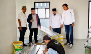 Ketua PWI Banten meninjau rehabilitasi Sekretariat Bersama PWI dan SMSI Pandeglang.