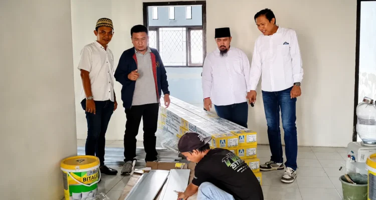 Ketua PWI Banten meninjau rehabilitasi Sekretariat Bersama PWI dan SMSI Pandeglang.