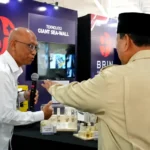 Presiden Prabowo Subianto berdialog dengan peneliti BRIN saat meninjau stan teknologi nuklir pada pameran inovasi di Istana Kepresidenan Jakarta.