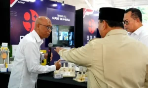 Prabowo Tinjau Stan Teknologi Nuklir BRIN di Istana Kepresidenan Presiden Prabowo Subianto berdialog dengan peneliti BRIN saat meninjau stan teknologi nuklir pada pameran inovasi di Istana Kepresidenan Jakarta.