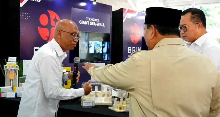 Presiden Prabowo Subianto berdialog dengan peneliti BRIN saat meninjau stan teknologi nuklir pada pameran inovasi di Istana Kepresidenan Jakarta.