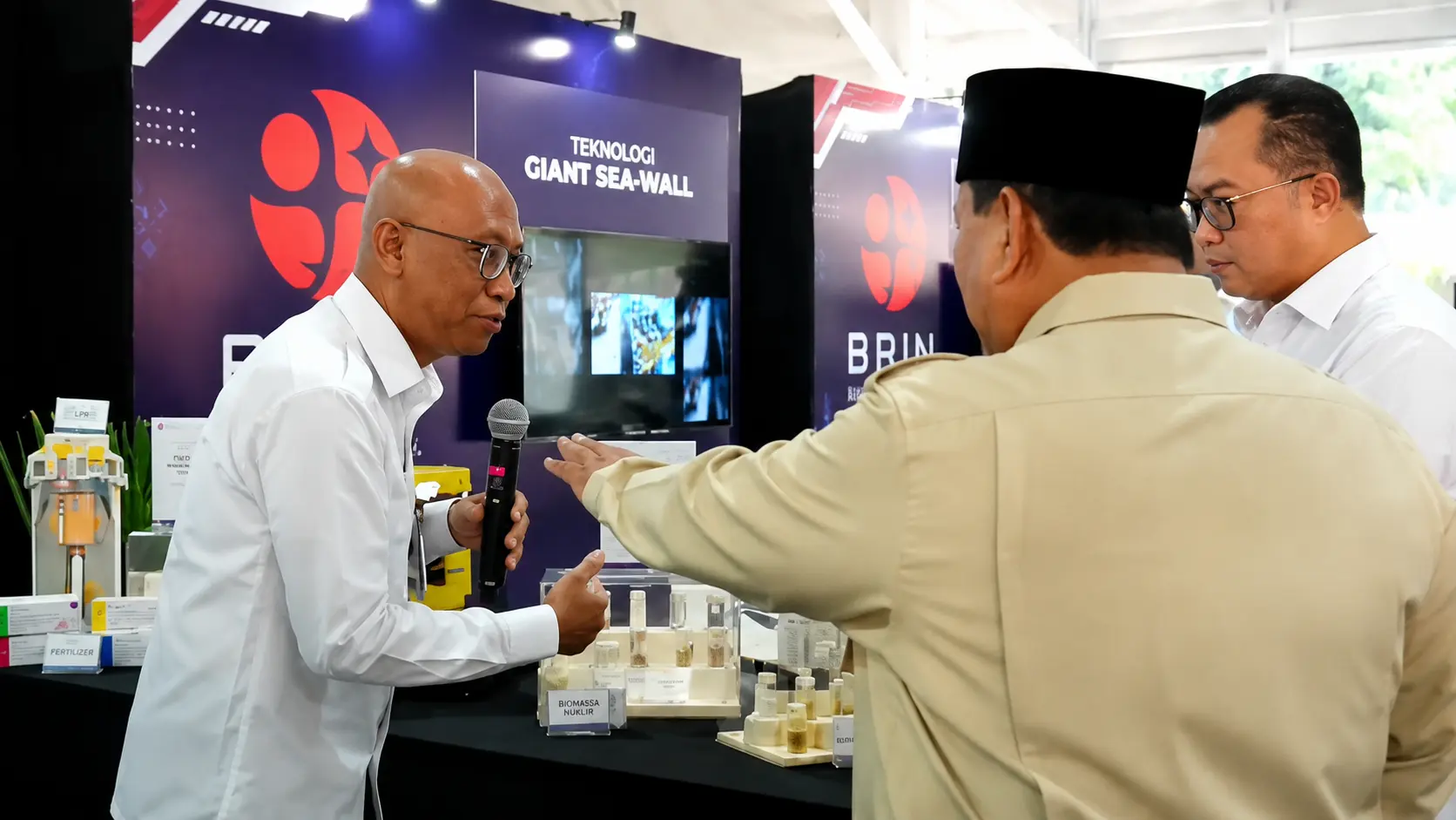 Presiden Prabowo Subianto berdialog dengan peneliti BRIN saat meninjau stan teknologi nuklir pada pameran inovasi di Istana Kepresidenan Jakarta.