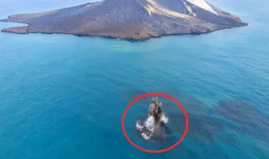 Aktivitas vulkanik Gunung Anak Krakatau dan gumuk daratan di sekitar Selat Sunda