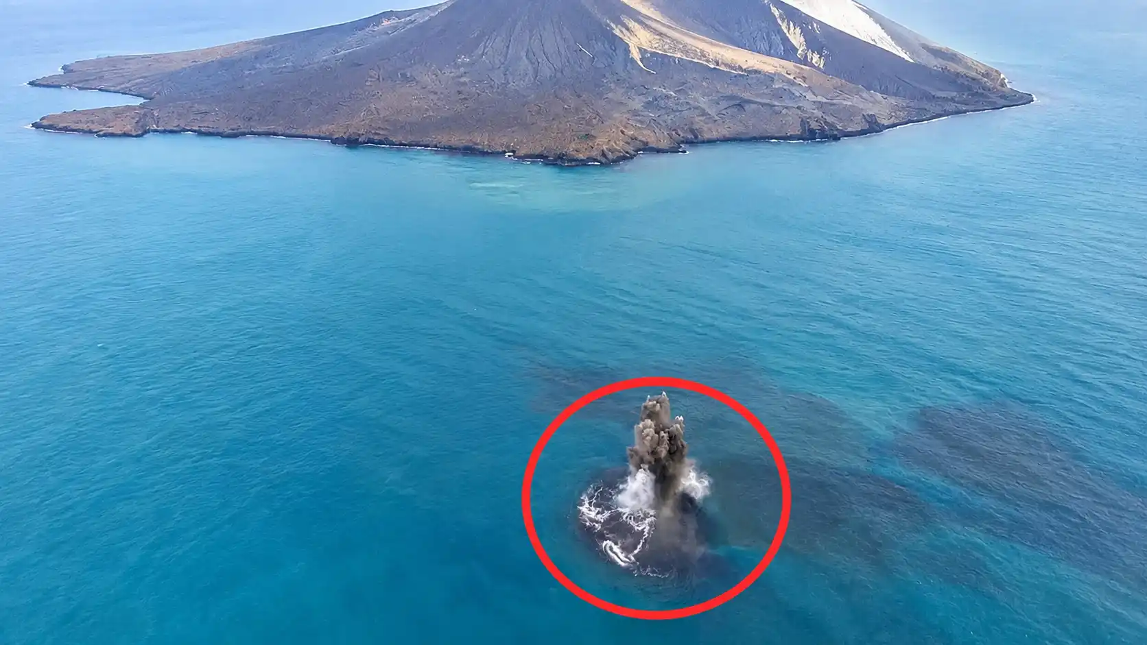 Aktivitas vulkanik Gunung Anak Krakatau dan gumuk daratan di sekitar Selat Sunda