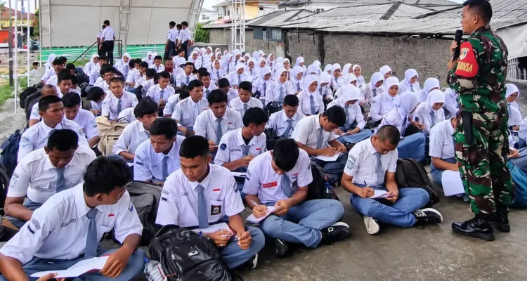 Ilustrasi siswa mengikuti pembinaan bersama TNI di Banten