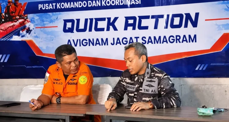 Tim SAR gabungan mencari lima jurnalis dan tiga awak speedboat hilang di Selat Sunda