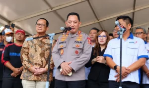 Kapolri Listyo Sigit Prabowo saat menghadiri Konsolidasi Akbar FSPMI di kawasan industri MM2100