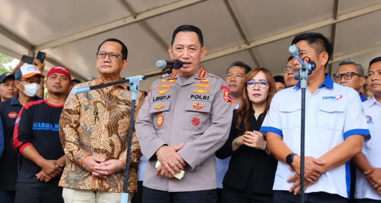 Kapolri Listyo Sigit Prabowo saat menghadiri Konsolidasi Akbar FSPMI di kawasan industri MM2100