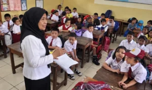 file_000000002b6881fab4a376a334f45ceb Guru mengajar siswa di ruang kelas