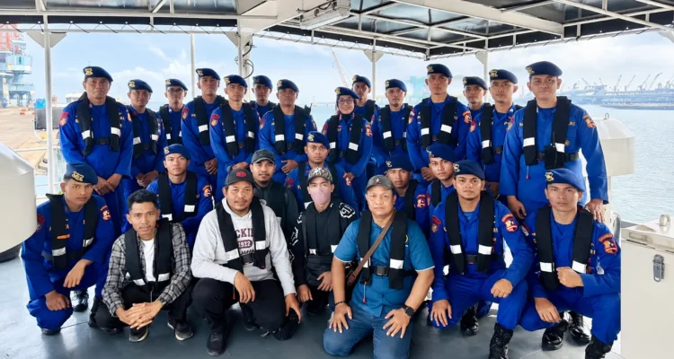 Delegasi PWI Banten bersama personel Ditpolairud Polda Banten dalam operasi pencarian di Selat Sunda