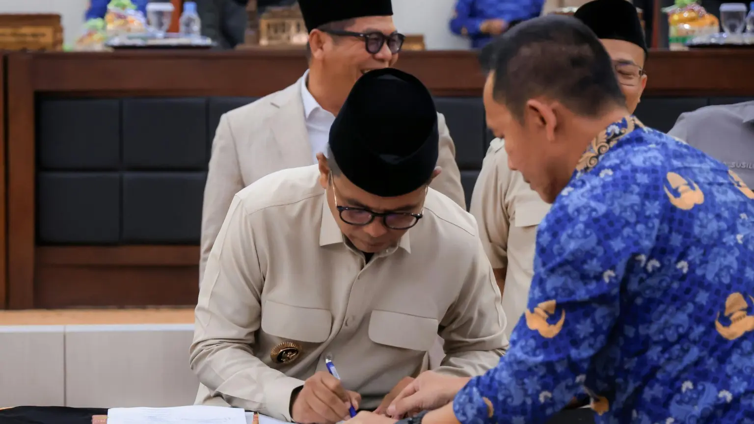Andra Soni menandatangani kesepakatan Perubahan KUA-PPAS Banten 2026