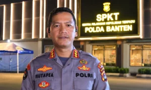 Kabidhumas Polda Banten Kombes Pol Maruli Ahiles Hutapea memberikan keterangan terkait barang temuan pencarian KM Arupadhatu 1 di Selat Sunda