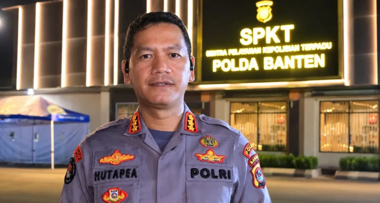 Kabidhumas Polda Banten Kombes Pol Maruli Ahiles Hutapea memberikan keterangan terkait barang temuan pencarian KM Arupadhatu 1 di Selat Sunda