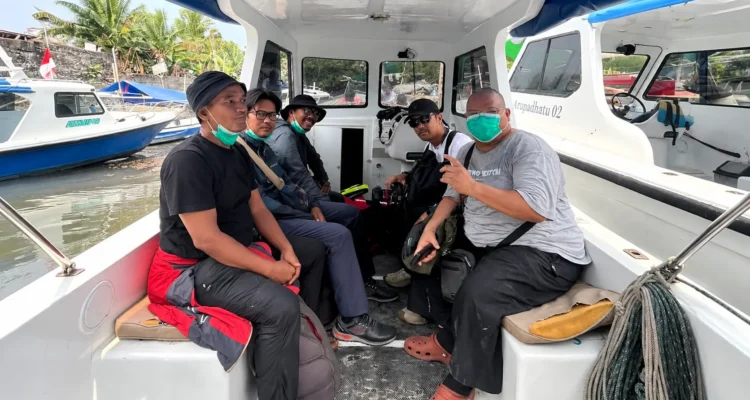 Lima jurnalis berada di dalam speedboat sebelum melakukan peliputan Gunung Anak Krakatau