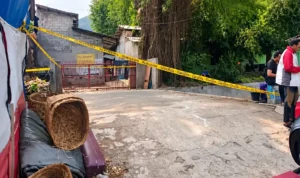 Lokasi Penemuan Mayat Pria di Kali Sasak Ciputat Lokasi penemuan mayat pria di Kali Sasak Ciputat yang dipasangi garis polisi