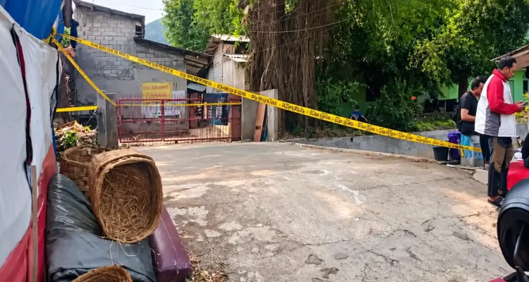 Lokasi penemuan mayat pria di Kali Sasak Ciputat yang dipasangi garis polisi