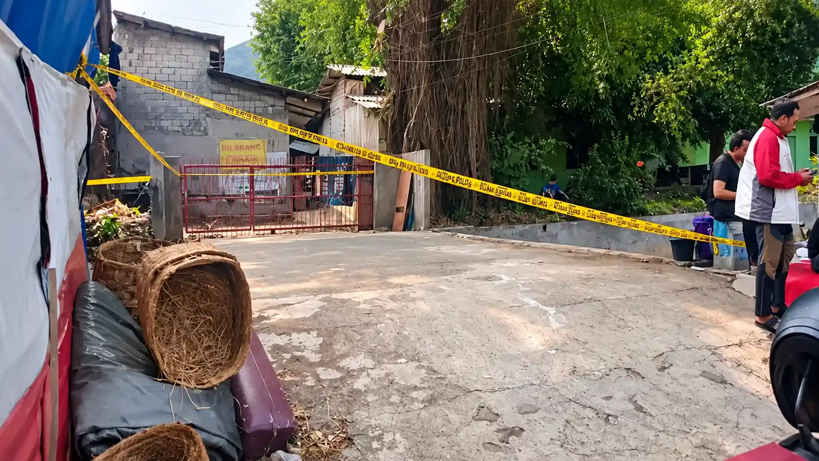 Lokasi penemuan mayat pria di Kali Sasak Ciputat yang dipasangi garis polisi