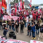 Aksi mahasiswa FORBAN saat memperingati HUT ke-26 Banten