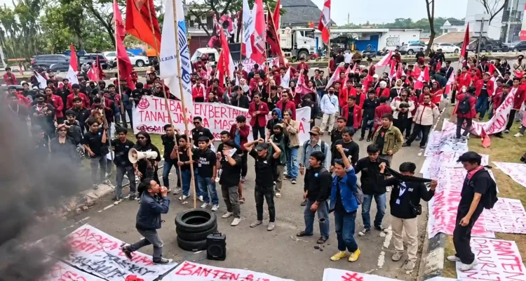 Aksi mahasiswa FORBAN saat memperingati HUT ke-26 Banten