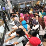 Antrean warga di loket pelayanan publik dalam ilustrasi digitalisasi layanan pemerintah.