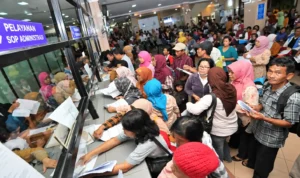 Antrean warga di loket pelayanan publik dalam ilustrasi digitalisasi layanan pemerintah.