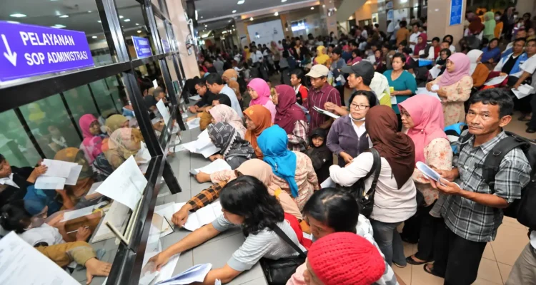 Antrean warga di loket pelayanan publik dalam ilustrasi digitalisasi layanan pemerintah.