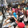 Antrean warga di loket pelayanan publik dalam ilustrasi digitalisasi layanan pemerintah.