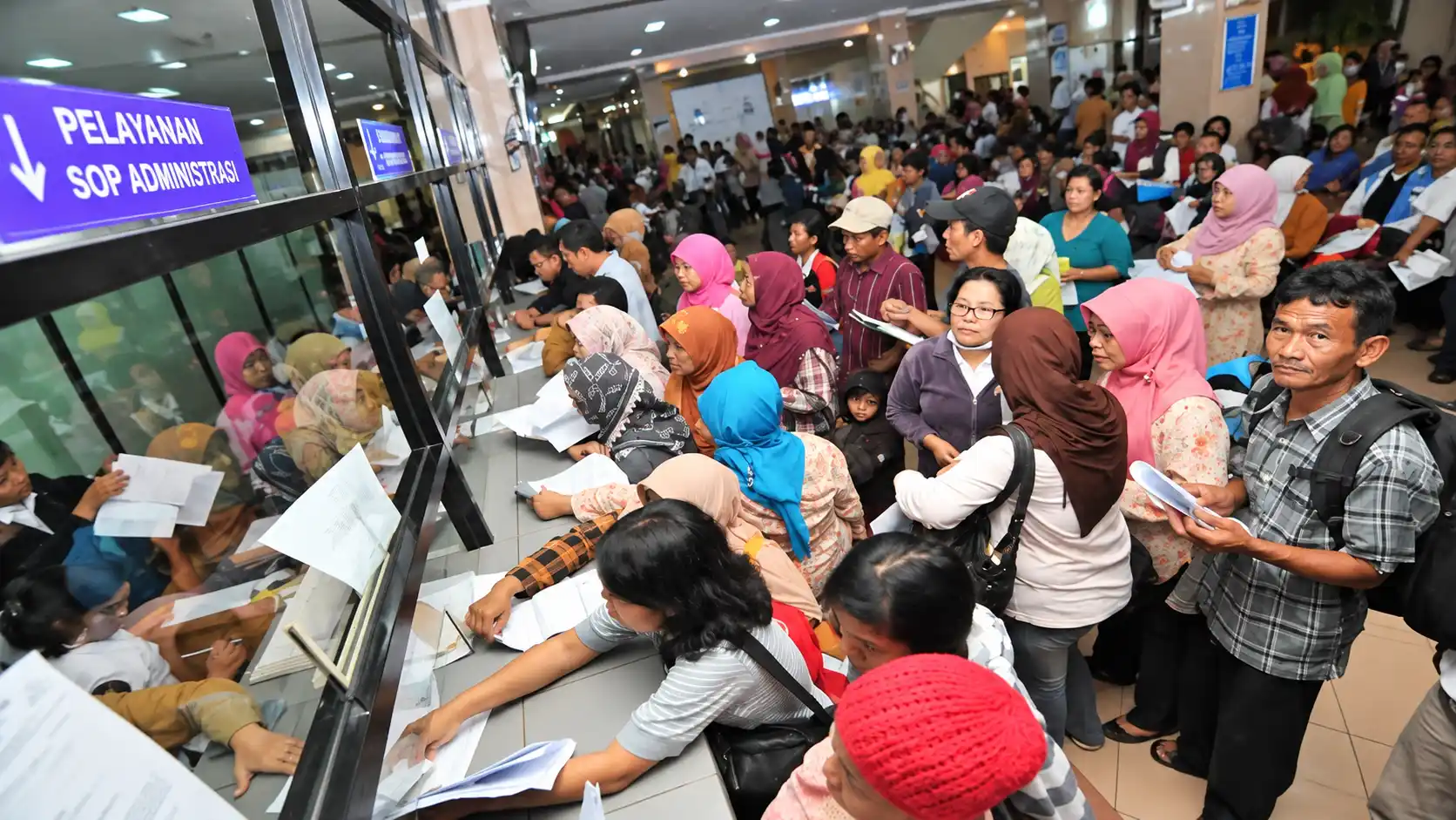 Antrean warga di loket pelayanan publik dalam ilustrasi digitalisasi layanan pemerintah.