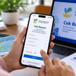 Warga memeriksa informasi bantuan sosial melalui layanan Cek Bansos secara daring.