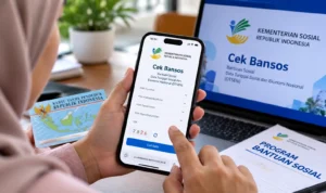 Warga memeriksa informasi bantuan sosial melalui layanan Cek Bansos secara daring.