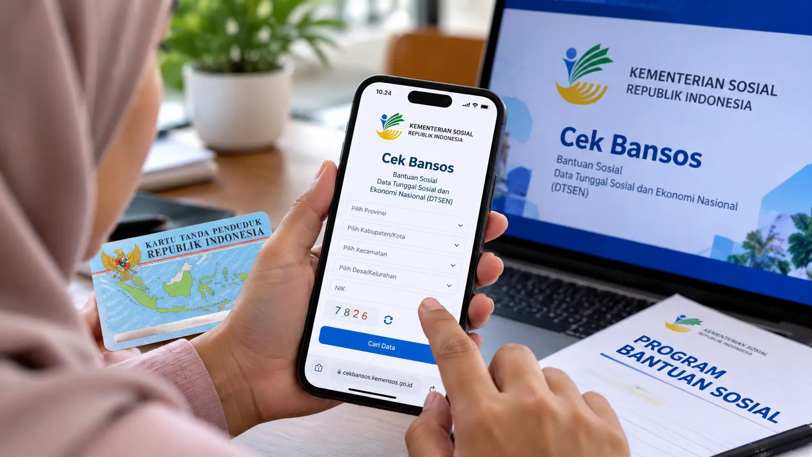 Warga memeriksa informasi bantuan sosial melalui layanan Cek Bansos secara daring.
