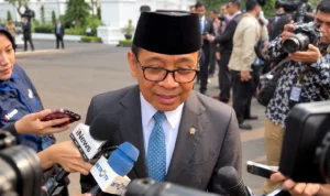 Pratikno Usai Tak Lagi Menjabat Menko PMK Pratikno memberikan keterangan kepada wartawan usai tak lagi menjabat Menko PMK.