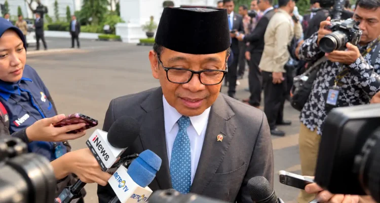 Pratikno memberikan keterangan kepada wartawan usai tak lagi menjabat Menko PMK.