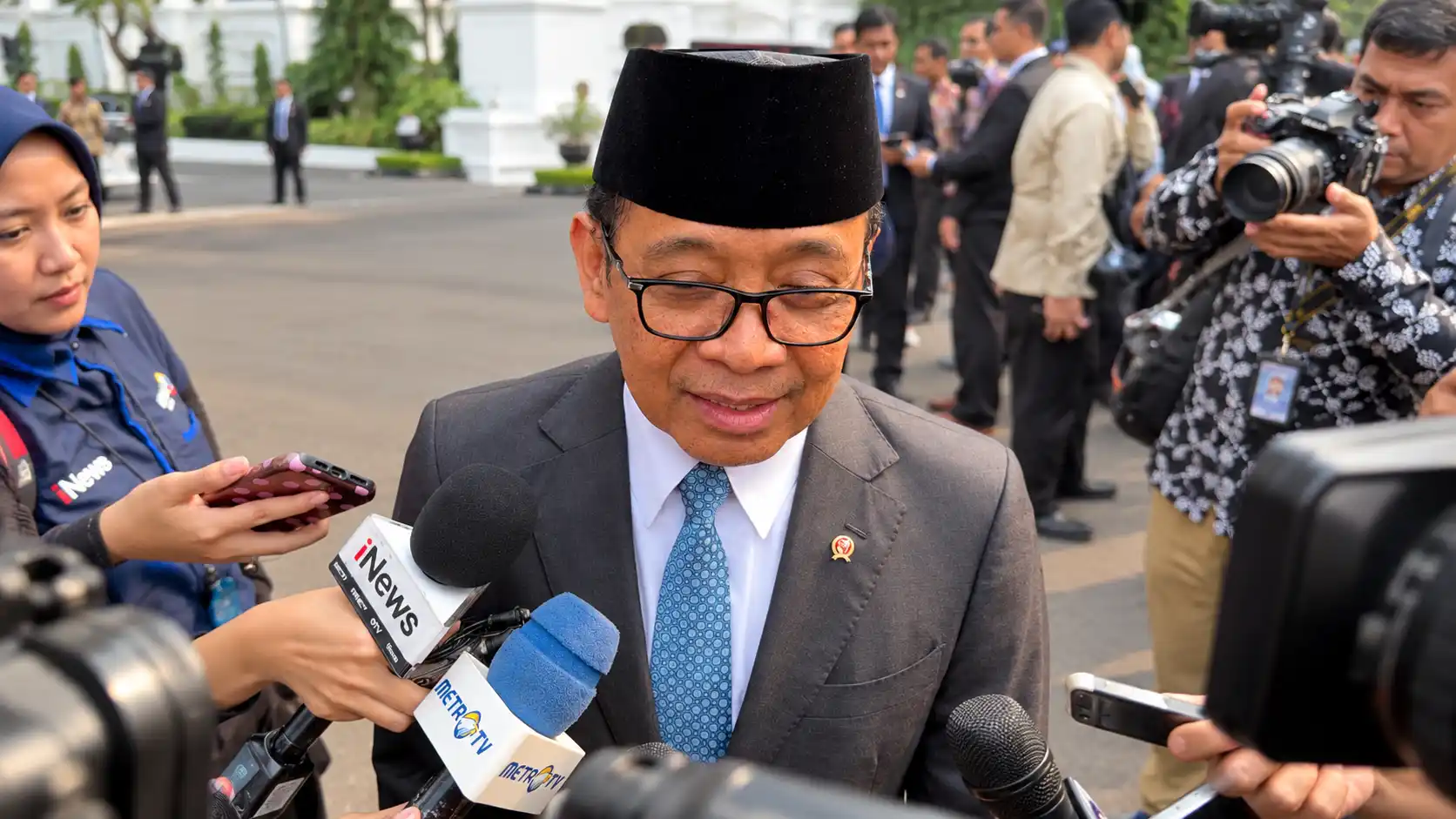 Pratikno memberikan keterangan kepada wartawan usai tak lagi menjabat Menko PMK.