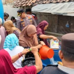 Warga Kampung Parigi menerima bantuan air bersih dari Polsek Cikande