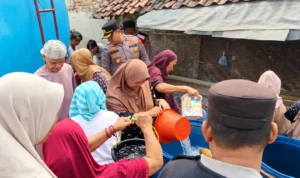 Polsek Cikande Salurkan Bantuan Air Bersih Warga Kampung Parigi menerima bantuan air bersih dari Polsek Cikande