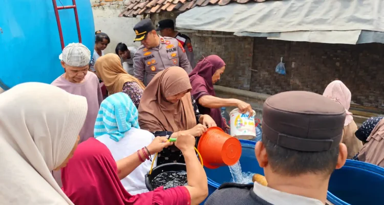 Warga Kampung Parigi menerima bantuan air bersih dari Polsek Cikande