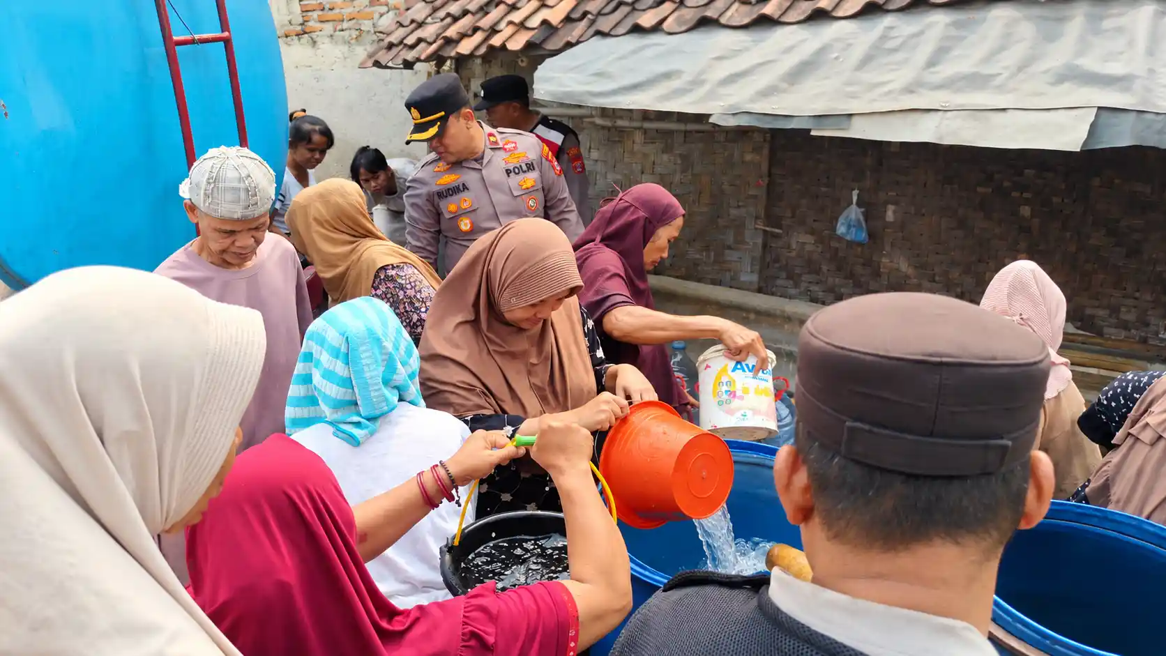 Warga Kampung Parigi menerima bantuan air bersih dari Polsek Cikande