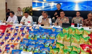 Konferensi Pers Barang Bukti Beras Barang bukti beras fortifikasi dalam konferensi pers Bareskrim Polri.