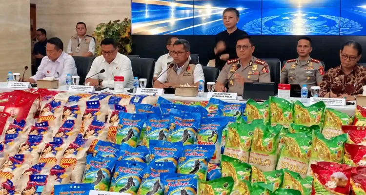 Barang bukti beras fortifikasi dalam konferensi pers Bareskrim Polri.